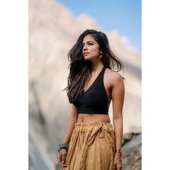 Malavika Mohanan Photos: నడుము వంపులు చూపిస్తూ మత్తెక్కిస్తోన్న మాళవిక..