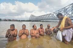 Mahalaya Tarpan 2021 : করোনা শঙ্কা শিকেয়, দূরত্ব বিধি ভুলেই গঙ্গা পাড়ে তর্পণের ভিড় দেখলে চমকে উঠবেন !