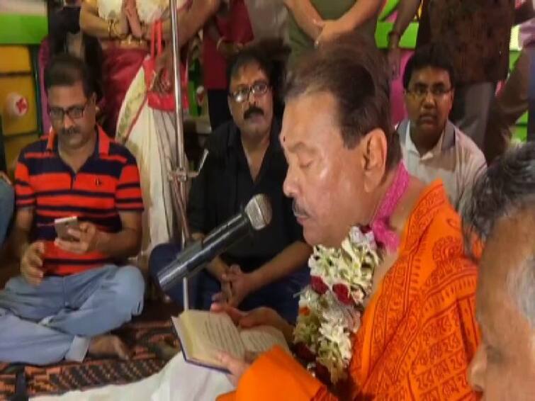 Durga Puja 2021: trinamool congress MLA Madan Mitra recites chandipath at a pujo mandap in Belgharia Durga Puja 2021: মদনের নতুন অবতার, বেলঘড়িয়ায় পুজো মণ্ডপে চণ্ডীপাঠ কামারহাটির বিধায়কের