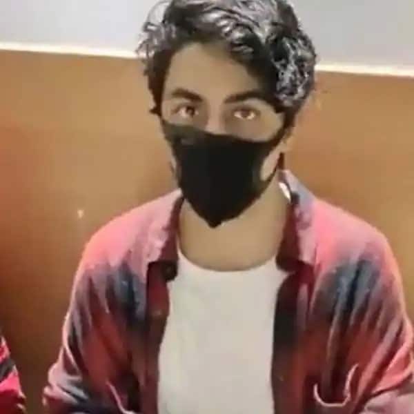 बॉलीवुड सुपरस्टार शाहरुख़ खान के बेटे आर्यन खान को हाल ही में एनसीबी ने एक पार्टी से गिरफ्तार किया. आर्यन जिस पार्टी में थे, वहां ड्रग्स का सेवन किया जा रहा था. आर्यन को 7 अक्टूबर तक के लिए एनसीबी की कस्टडी में भेजा गया है.