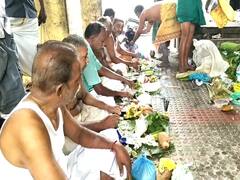 ’மஹாளய அமாவாசை’- மயிலாடுதுறையில் தடையை மீறி நீர்நிலைகளில் திரண்ட மக்கள்...!