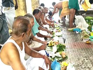 ’மஹாளய அமாவாசை’- மயிலாடுதுறையில் தடையை மீறி நீர்நிலைகளில் திரண்ட மக்கள்...!