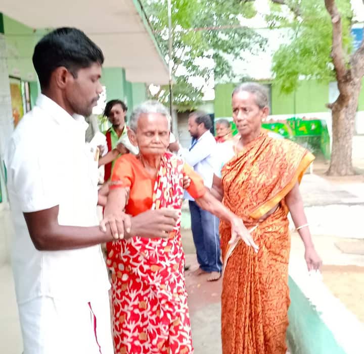 உள்ளாட்சித் தேர்தலில் வாக்குப்பதிவு விறுவிறுப்பாக நடைபெற்று வருகிறது.