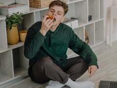 Sitting On The Floor While Eating: నేలపై కూర్చుని తింటే ఎన్ని లాభాలో... ఆయుష్షు పెరుగుతుంది... గుండెకు కూడా మంచిది