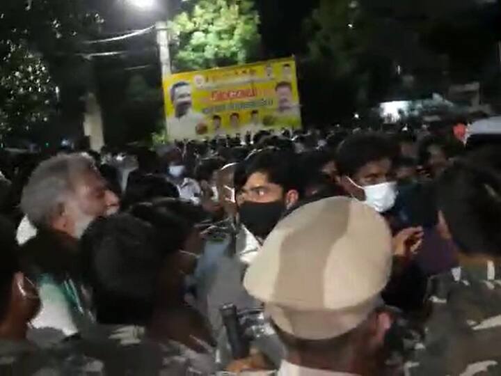 Attack On TDP Office: కాకినాడలో టీడీపీ కార్యాలయం వద్ద ఉద్రిక్తత.. టీడీపీ నేతలపై ఎమ్మెల్యే ద్వారంపూడి అనుచరుల దాడి YSRCP Activists And Fishermen Attack On TDP Office In East Godavari District Attack On TDP Office: కాకినాడలో టీడీపీ కార్యాలయం వద్ద ఉద్రిక్తత.. టీడీపీ నేతలపై ఎమ్మెల్యే ద్వారంపూడి అనుచరుల దాడి