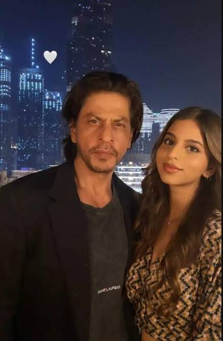 Shah Rukh Khan Family Photos: परफेक्ट 'फैमिली मैन' हैं सुपरस्टार शाहरुख खान, यहां देखें परिवार के साथ प्यारी तस्वीरें Shah Rukh Khan Family Photos: परफेक्ट 'फैमिली मैन' हैं सुपरस्टार शाहरुख खान, यहां देखें परिवार के साथ प्यारी तस्वीरें