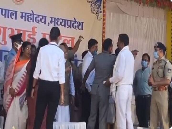 Madhya Pradesh: Congress MLA Omkar Singh Markam was not allowed to speak, got angry on stage मध्य प्रदेश: कांग्रेस विधायक को कार्यक्रम में बोलने से रोका, मंच पर राज्यपाल के सामने भड़के