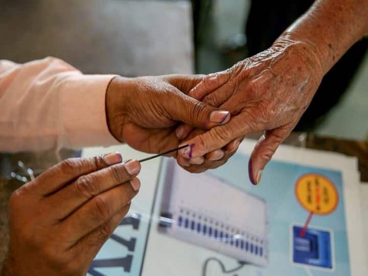 Maharashtra Election local body election voting today राज्यातील नगरपंचायत निवडणुकीसाठी आज मतदान; ओबीसी आरक्षणाशिवाय होतेय निवडणूक