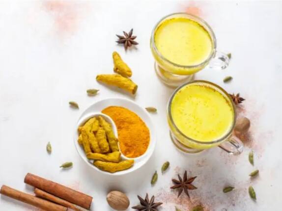 these people should not consume turmeric milk Health Care Tips: 'या' लोकांनी चुकूनही करू नये दुधासोबत हळदीचे सेवन; आरोग्यावर होतील वाईट परिणाम