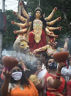 Mahalaya Tarpan 2021 : করোনা শঙ্কা শিকেয়, দূরত্ব বিধি ভুলেই গঙ্গা পাড়ে তর্পণের ভিড় দেখলে চমকে উঠবেন !