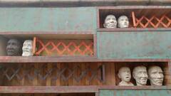 Durga Puja Preparation: খিদিরপুর ২৫ পল্লির মণ্ডপে এবার 'বহন'-এর বহমানতার ছবি