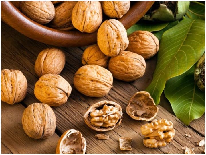 Health Care And Fitness Tips, Eat Soaked Walnuts in Winter And Benefits of Eating Soaked Walnuts Health Care And Fitness Tips: सर्दियों में भिगोकर खाएं Walnuts, होगें चमत्कारी फायदे
