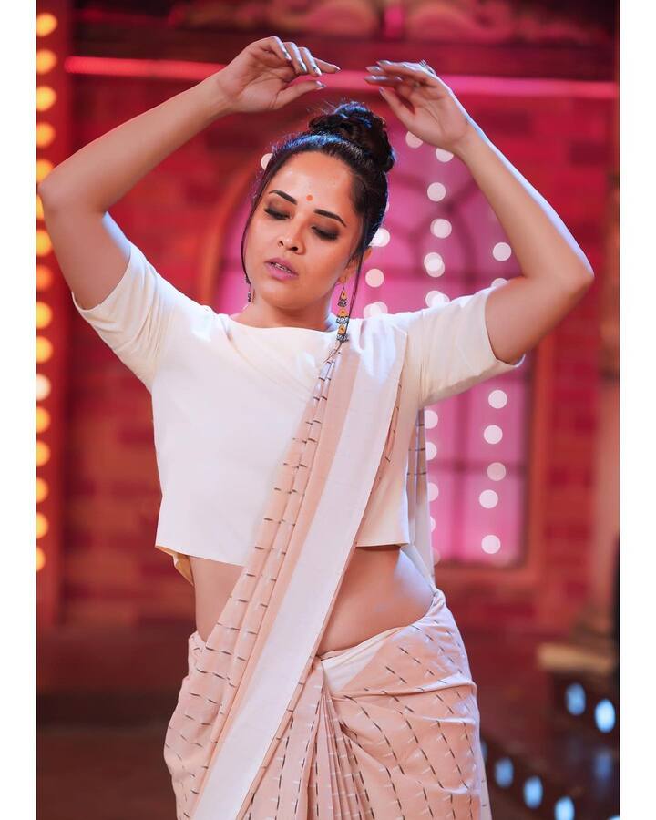 మత్తెక్కించే కళ్లతో మాయ చేస్తున్న అనసూయ.. వెరైటీ చీరకట్టులో రంగమత్త రచ్చ - Image Credit: Anasuya Bharadwaj/Instagram