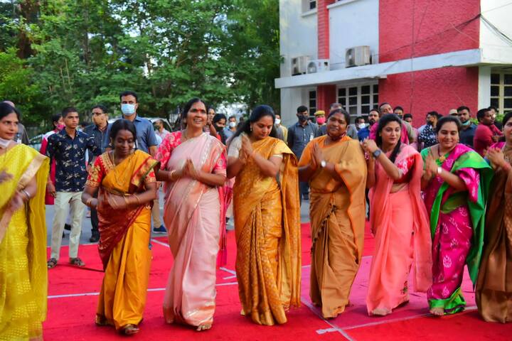 మహిళలతో కలిసి బతుకమ్మ ఆడుతున్న పద్మాదేవేందర్ రెడ్డి, కవిత, సీతక్క
