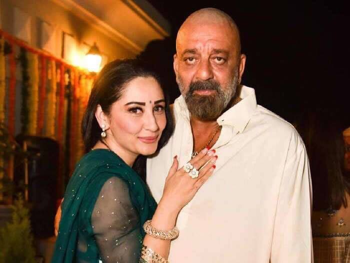 Sanjay Dutt: अभिनेता संजय दत्त का नाम भी इसी लिस्ट में शामिल है. संजय दत्त ने 19 साल छोटी मान्यता को अपना हमसफर चुना था. हालांकि ये संजय दत्त की तीसरी शादी थी. (फोटो – सोशल मीडिया)