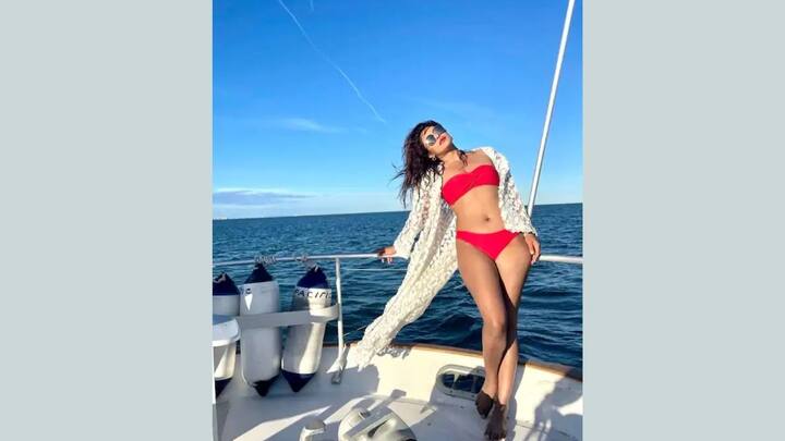 সম্প্রতি স্পেনে ছুটি কাটানোর ছবি শেয়ার করেছেন।