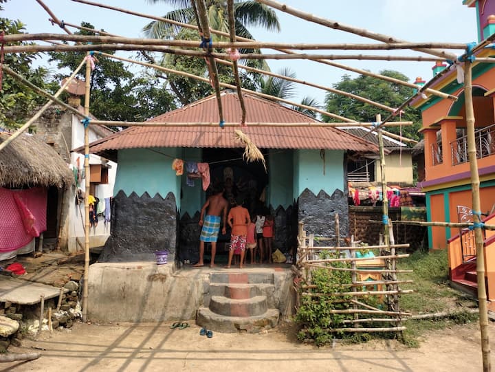 জমিদার পরিবারের সদস্যদের তখন বাঁশের উপর উঠে খেলা দেখানো, হাবু গান করা ও বহুরূপী সেজে সং দেখানো ছিল তাদের মূল কাজ।