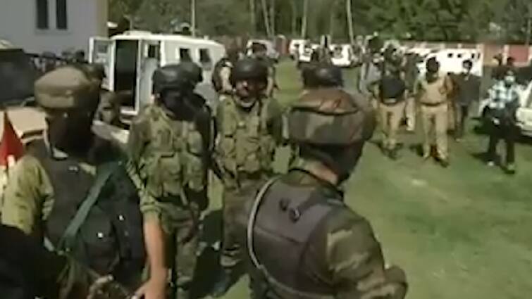 Jammu kashmir Pampore Encounter two terrorists killed including Lashkar e taiba top commander Umar Mushtaq Khandey ANN Pampore Encounter: सुरक्षाबलों बलों को बड़ी कामयाबी, पंपोर में लश्कर के टॉप कमांडर समेत दो आतंकी ढेर