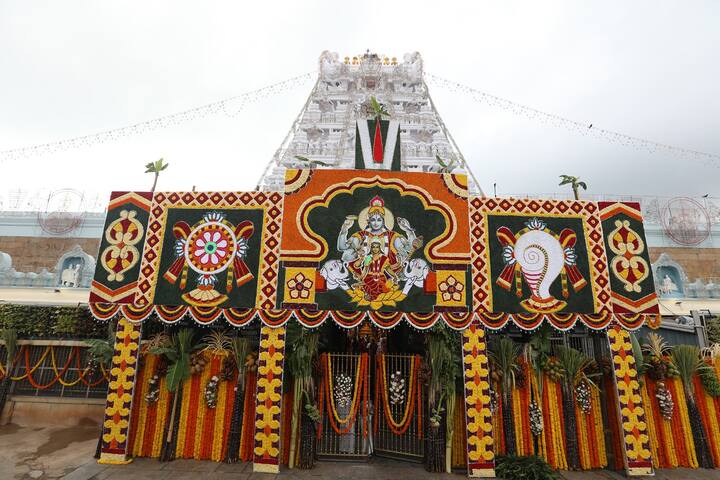 తిరుమల శ్రీవారి సాల‌క‌ట్ల‌ బ్రహ్మోత్సవాలు అంగరంగ వైభవంగా ప్రారంభమయ్యాయి. ఈరోజు సాయంత్రం మీన లగ్నంలో ధ్వజారోహణ ఘట్టంతో బ్రహ్మోత్సవాలు ప్రారంభమయ్యాయి.