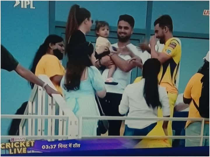 IPL 2021: Chennai fast bowler Deepak Chahar gets engaged after the match against Punjab Kings, wearing a ring in front of the audience in the stadium IPL 2021: पंजाब किंग्स के खिलाफ मैच के बाद चेन्नई के दीपक चाहर ने की सगाई, दर्शकों के सामने स्टेडियम में पहनाई अंगूठी