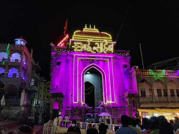 देवीच्या महाद्वारावर ‘आई साहेब’ असे आकर्षक रोषणाईने लिहले आहे. तुळजाभवानी व तुळजापूर मंदीर हे रोषणाईने नटले असून ही आकर्षक रोषणाई कॅमेरात कैद करण्यासाठी भक्तांची मोठी गर्दी होत आहे.