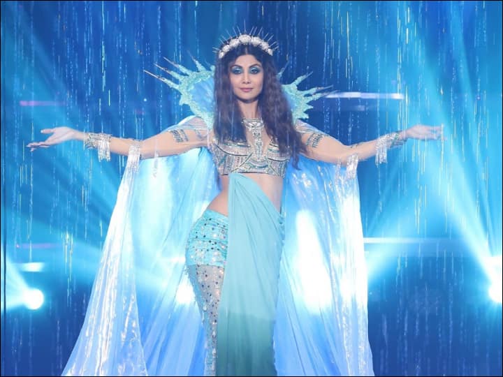 Super Dancer 4 Grand Finale: Shilpa Shetty Turns Water Goddess, Performs On 'Nadiyon Paar'. See BTS Video WATCH: How Shilpa Shetty Turned Into Stunning 'Water Goddess' For 'Super Dancer Chapter 4' Grand Finale