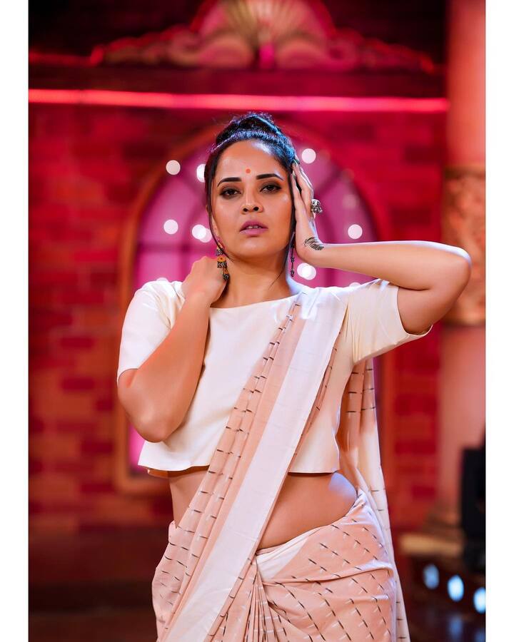 మత్తెక్కించే కళ్లతో మాయ చేస్తున్న అనసూయ.. వెరైటీ చీరకట్టులో రంగమత్త రచ్చ - Image Credit: Anasuya Bharadwaj/Instagram