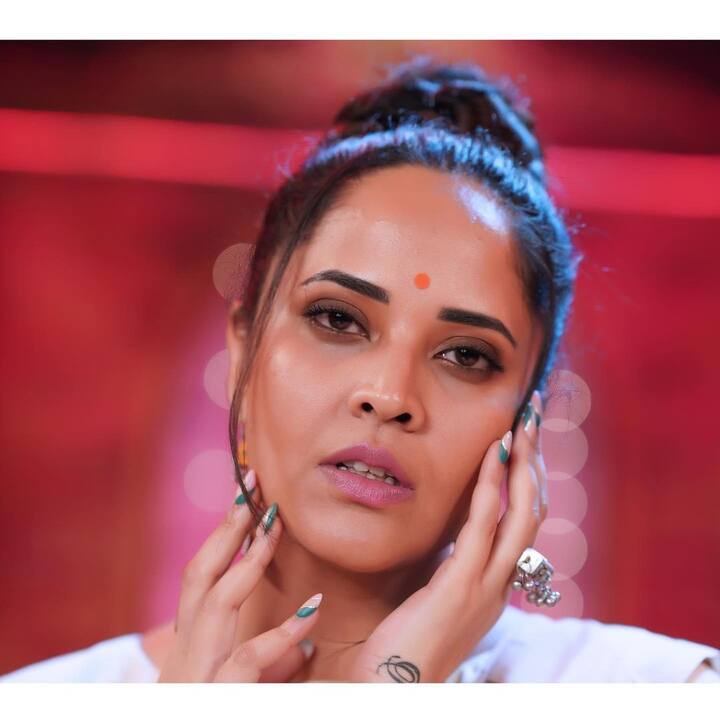 అనసూయ.. ఫొటో పెట్టిందంటే అభిమానులకు పండుగే. తెలుగు బుల్లితెరపై ఏ యాంకర్‌కు లేనంత క్రేజ్ ఈ భామకు ఉంది. - Image Credit: Anasuya Bharadwaj/Instagram