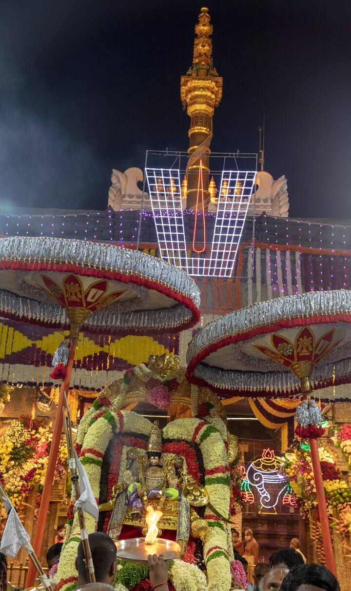 కరోనా కారణంగా ఈసారి కూడా శ్రీవారి బ్రహ్మోత్సవాలు ఏకాంతంగానే జరుగుతాయని టీటీడీ అధికారులు వెల్లడించారు. స్వర్ణ రథం, తేరుకి బదులుగా సర్వభూపాల వాహన సేవ నిర్వహిస్తున్నట్టు తెలిపారు.
