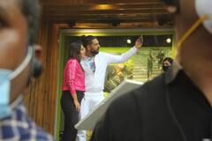 हाथ में कप पकड़े किसी स्टोर के बाहर बैठे दिखे Yuvraj Singh, Kareena Kapoor संग लेते दिखे सेल्फी!