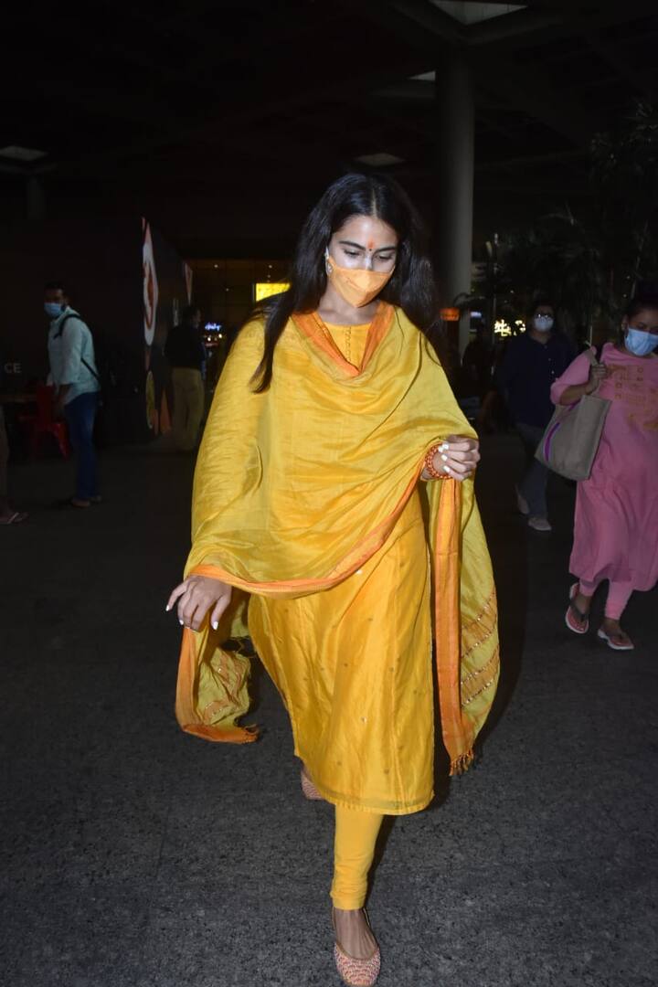 कम से कम आज सारा अली खान का ये अंदाज देखकर तो ये बात कही ही जा सकती है. गुरुवार को सारा अली खान पीले रंग के सूट में बेहद सादगी से भरी हुई नजर आईं.