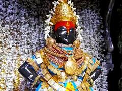 In Pics | शारदीय नवरात्रीच्या पहिल्या माळेला रुक्मिणी मातेला पारंपारिक अलंकारांचा विशेष साज