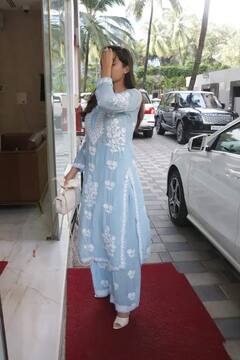 લાંબા સમય બાદ સૂટ પહેરીને ઘરેથી બહાર નીકળી આ હૉટ હીરોઇન, કોઇ ઓળખી પણ ના શક્યુ, જાણો કોણ છે?