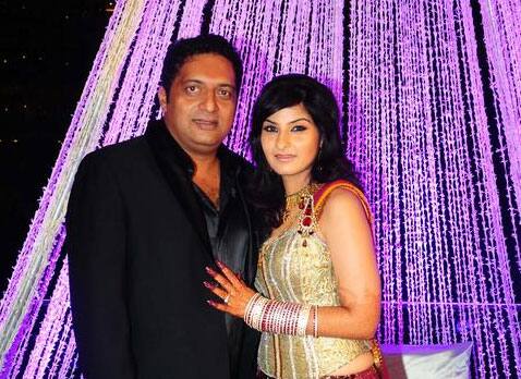Prakash Raj: हिंदी फिल्मों में ज्यादातर विलेन की भूमिका में नजर आने वाले प्रकाश राज भी कम उम्र की लड़की से शादी कर काफी चर्चा में आ चुके हैं. उनकी पत्नी का नाम पोनी वर्मा है. (फोटो – सोशल मीडिया)