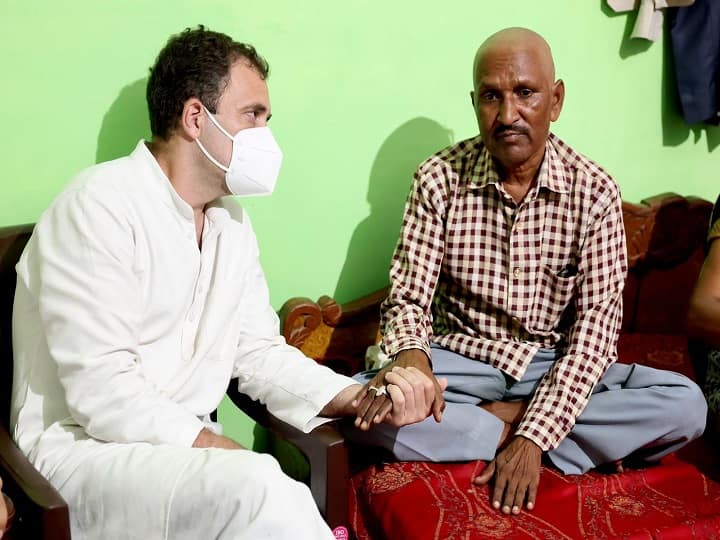 लखीमपुर हिंसा: मृतक पत्रकार रमन कश्यप के परिवार से मिले राहुल-प्रियंका, कहा- अब न्याय करना होगा