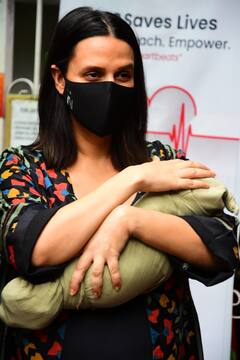 Neha Dhupia अस्पताल से हुई डिस्चार्ज, लाडले को बांहों में थामे और प्यार से सहलाते हुए आईं नजर तो लाडली Mehr को गोद में लिए दिखे Angad Bedi