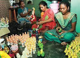 சைலபுத்ரி, பிரமசாரிணி, சந்திரகாண்டா, கூஷ்மாண்டா, ஸ்கந்தமாதா, காத்யாயினி, காளராத்திரி, மகாகௌரி, சித்திதாத்திரி ஆகிய 9 தேவிகளையும் நவராத்திரியின் 9 நாட்களிலும் ஒவ்வொரு நாளில் பூஜித்து வழிபடுவர். நவராத்திரியின் நிறைவு நாள் விஜயதசமி. அன்றைய தினம் தான் தசரா கொண்டாடப்படுகிறது.