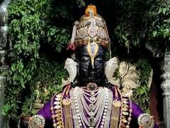 In Pics | शारदीय नवरात्रीच्या पहिल्या माळेला रुक्मिणी मातेला पारंपारिक अलंकारांचा विशेष साज