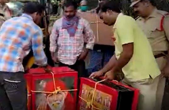 దేవుడి ఫోటోలతో డైవర్షన్ గేమ్.. ఈ స్కెచ్ మాములుగా లేదుగా...!