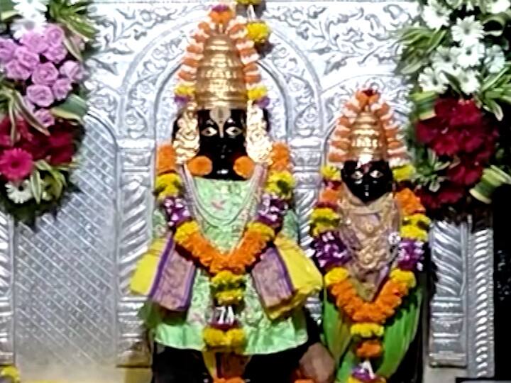 अखंड महाराष्ट्रातील वारकरी सांप्रदायाचे श्रद्धास्थान असलेले पुण्यातील देहू आणि आळंदीची मंदिर आज पुन्हा खुली होतायेत. कोरोना नियमांना अधीन राहत, संत तुकोबारायांच्या आणि संत ज्ञानोबांच्या मंदिरात दर्शन बारी सुरू करण्यात आली. कोरोनाने शिरकाव केल्यापासून दोन्ही पालखे सोहळे, संजीवन समाधी सोहळे अन अनेक एकादशीवेळी वारकरी दर्शनाला मुखलाय. पण आज घटस्थापनेच्या मुहूर्तावर सरकारने त्यांची ही प्रतीक्षा मिटवली आणि त्यांची त्यांच्या माऊलींशी भेट घडवून आणली. पण निर्बंधांचे पालन करूनच भाविक आणि वारकरी दर्शन घेतायेत. असं असलं तरी यातच समाधान मानून देवस्थान आणि भाविकांनी सरकारचे आभार मानलेत.