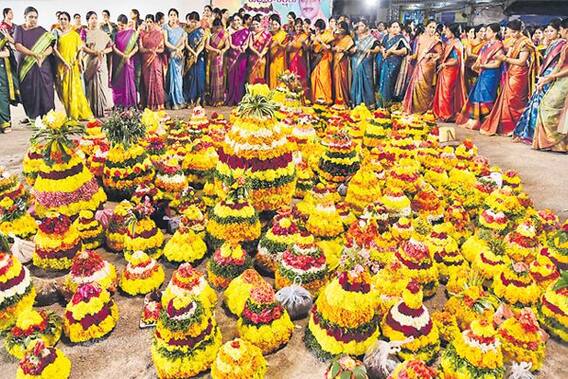 Warangal bathukamma: వరంగల్ లో అంగరంగవైభవంగా బతుకమ్మ సంభరాలు