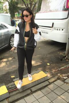 In Pics: एक से एक जबरदस्त अंदाज में स्पॉट हुए शाहिद कपूर और करीना कपूर खान, बेबो ने जैकेट की चेन खोलकर किया Tease