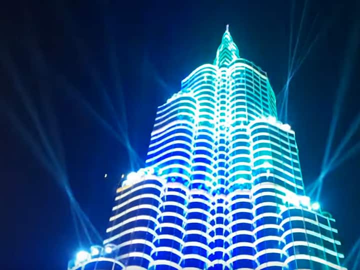 Kolkata Durga Puja pandal built on the theme of Burj Khalifa height is 145 feet 250 artisans engaged in making ann कोलकाता: बुर्ज खलीफा की थीम पर बना दुर्गा पूजा पंडाल, 145 फीट है ऊंचाई, बनाने में लगे 250 कारीगर