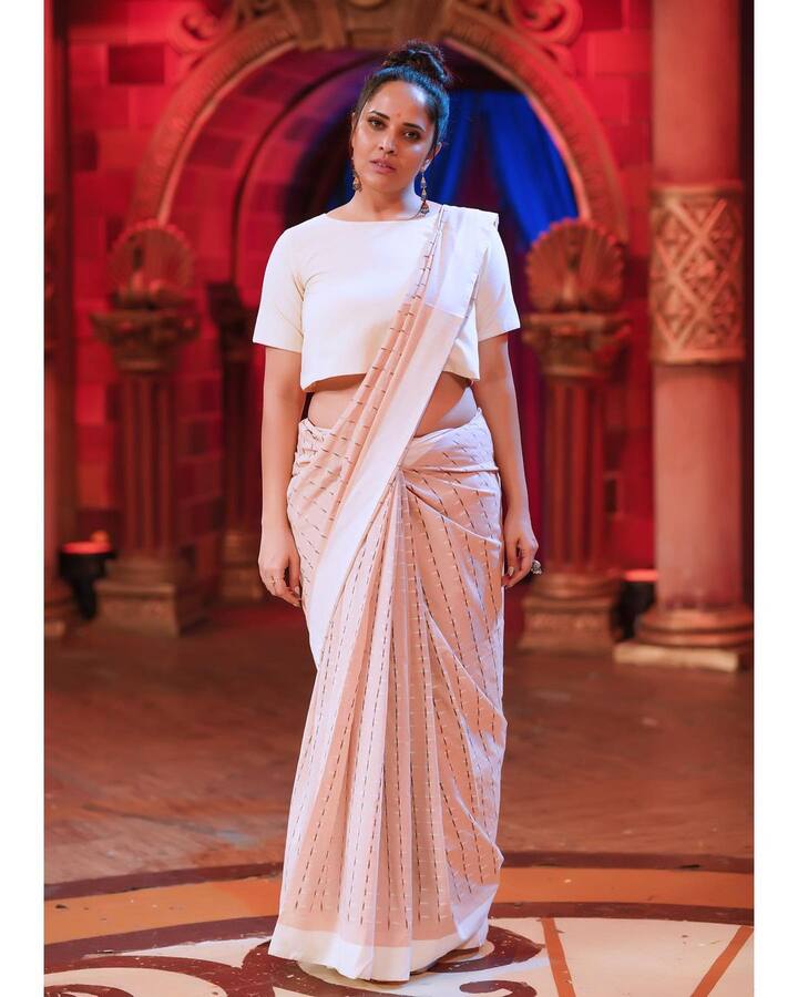 చీర కట్టినా.. చిన్న గౌనులేసుకున్నా.. అనసూయ అదిరిపోతుందనేది అభిమానుల టాక్. - Image Credit: Anasuya Bharadwaj/Instagram