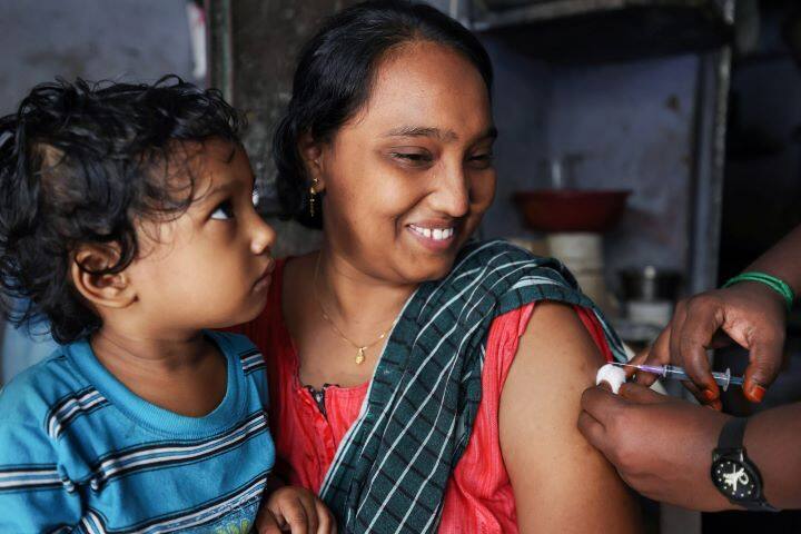 Corona vaccination Updates India crossed 100 crore dose mark records Corona vaccination : ऐतिहासिक...विक्रमी...! देशात लसीकरणाने 100 कोटी डोसचा टप्पा ओलांडला
