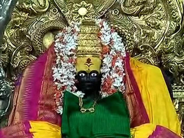 दरवर्षीप्रमाणे यावर्षीही नवरात्र उत्सवात तुळजाभवानी देवीच्या मंदिरावर आकर्षक विद्युत रोषणाई करण्यात आली आहे.