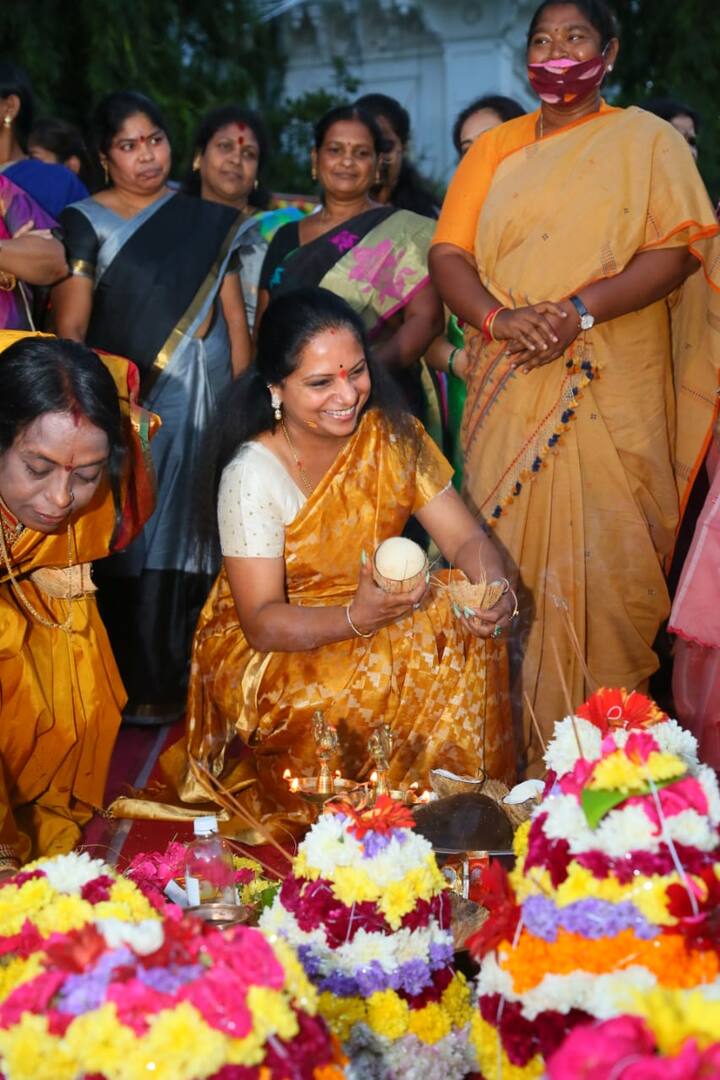 బతుకమ్మ వేడుకల్లో నవ్వులు చిందిస్తున్న కవిత, సీతక్క