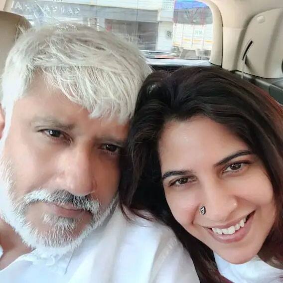 Vikram Bhatt: फिल्ममेकर विक्रम भट्ट इन दिनों खूब चर्चा में हैं. चर्चा का कारण है उनकी शादी. कहा जा रहा है कि लगभग एक साल पहले श्वेतांबरी सोनी से उन्होंने शादी की है. (फोटो – सोशल मीडिया)