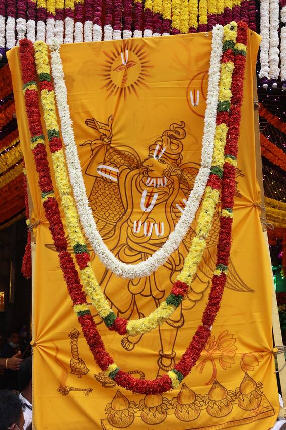 Salakatla Brahmotsavam: ధ్వజారోహణంతో ప్రారంభమైన శ్రీవారి సాలకట్ల బ్రహ్మోత్సవాలు.. గరుడ ధ్వజాన్ని ఎగురవేసిన అర్చకులు..