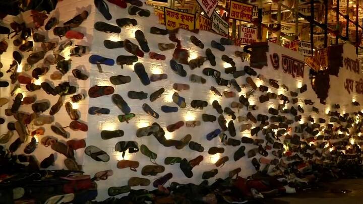 ਪੰਡਾਲ ਵਿੱਚ ਇੱਕ ਹੋਰ ਪੋਸਟਰ ਅੰਗਰੇਜ਼ੀ ਵਿੱਚ ਹੈ ਜਿਸ 'ਤੇ ਲਿਖਿਆ ਹੈ, 'ਅਸੀਂ ਕਿਸਾਨ ਹਾਂ ਤੇ ਅੱਤਵਾਦੀ ਨਹੀਂ, ਕਿਸਾਨ ਭੋਜਨ ਦੇ ਸਿਪਾਹੀ ਹਨ।'